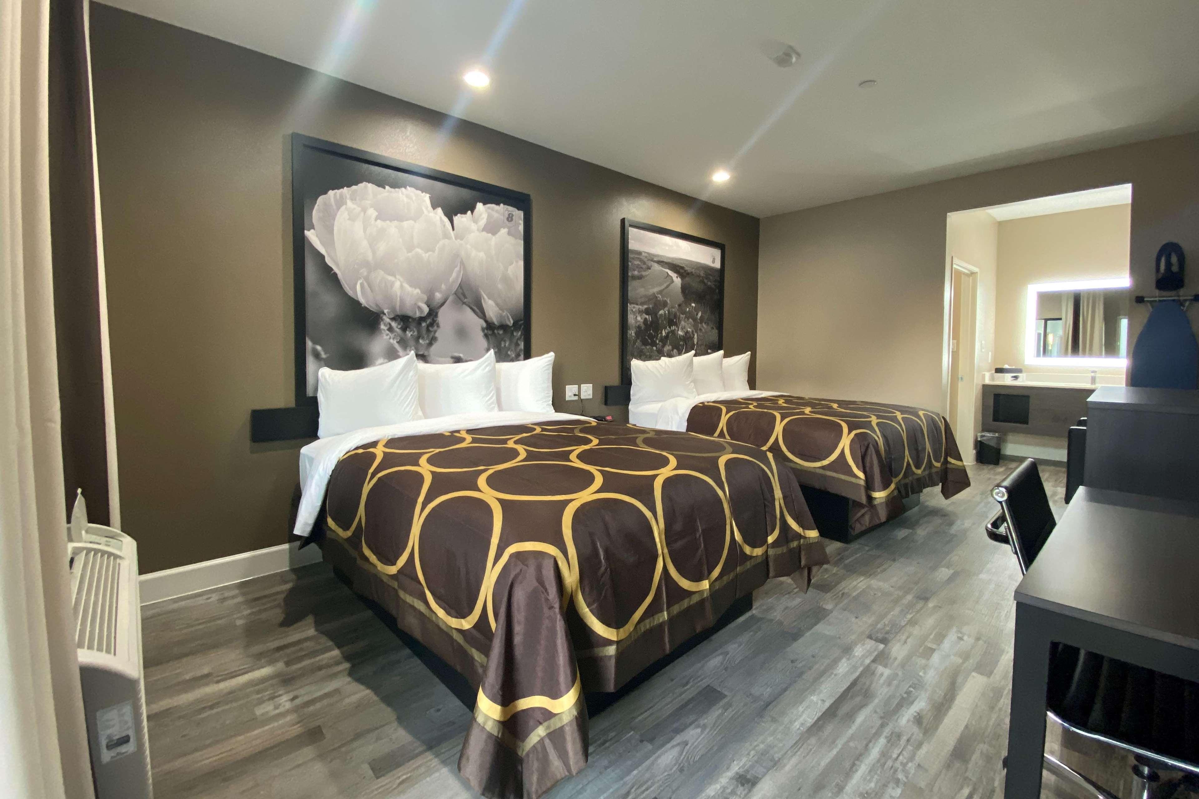 Super 8 By Wyndham Houston Nw Beltway 8-west Rd Hotel